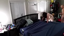 Молодая брюнетка делает отсос члена и прыгает на пенисе мужчины в домашней обстановке