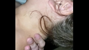 Муж с волосатым животиком жарит жену в чулках в манду